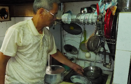 Ông[-]Hoàng[-]Tiến[-]An cùng[-]nhiều[-]hộ[-]dân[-]khác[-]khu[-]tái[-]định[-]cư[-]Cầu[-]Diễn[-]vẫn[-]phải